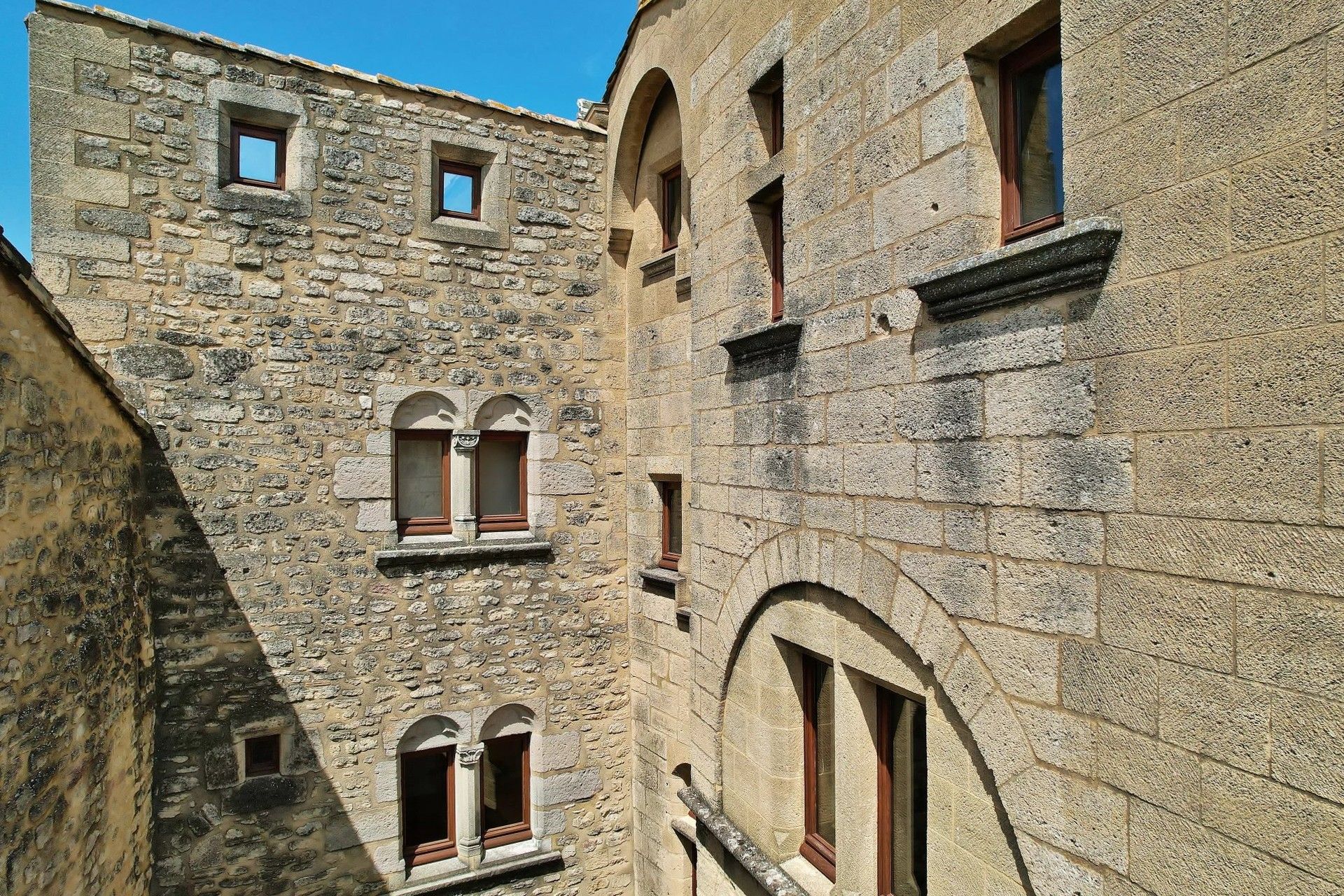 Fotos Residência restaurada com caráter de castelo em zona rural