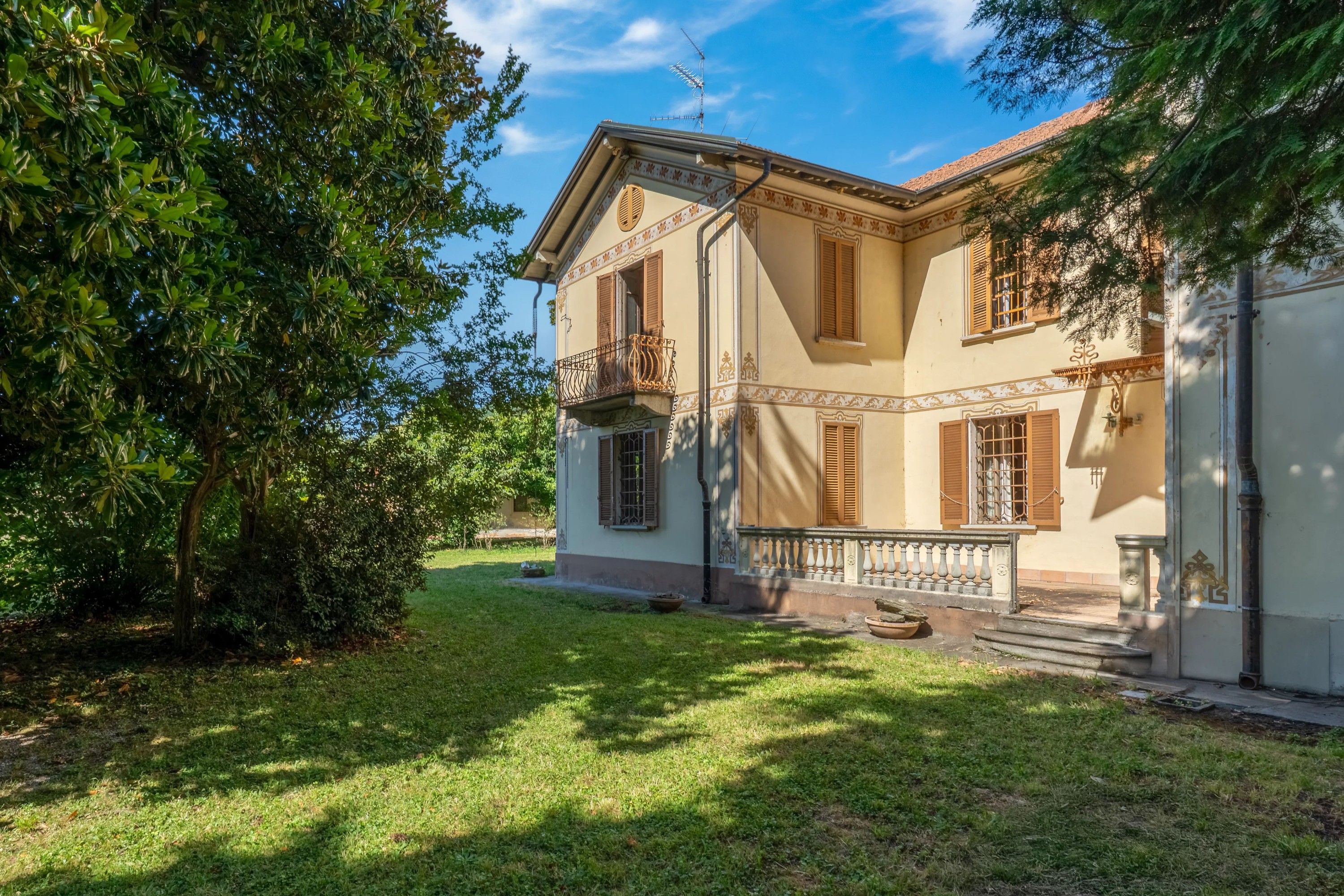 Fotos Villa histórica com jardim em Lesa