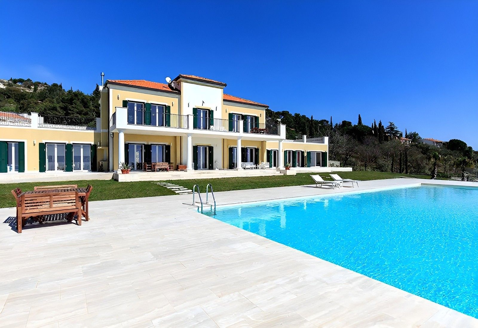 Fotos Villa histórica em Cipressa com vista para o mar na Riviera Ligure