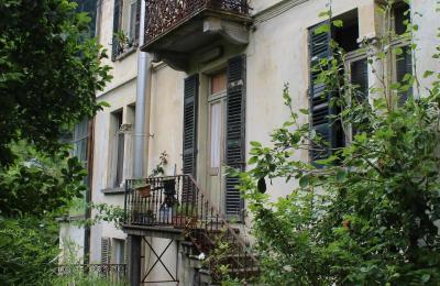 Mansão histórica à venda Faido, Ticino, lato giardino con ingresso a sala da pranzo/ingresso studio medico/accesso giardino posteriore