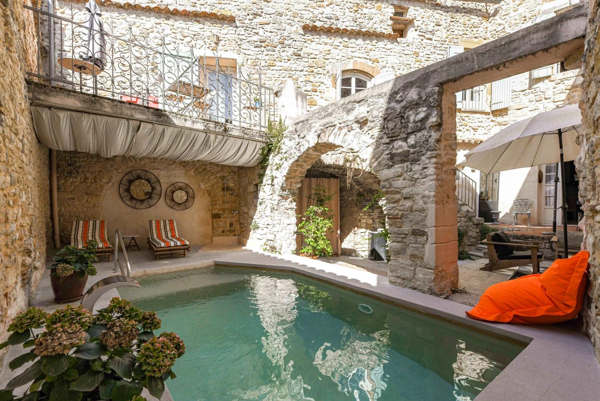 Fotos Casa com caráter, encanto histórico, piscina e terraço perto de Uzès