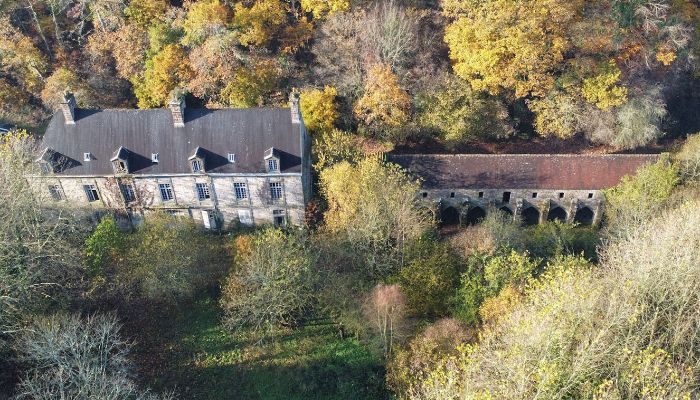 Antiga Abadia na Normandia – Casa senhorial do século XVIII com ruínas medievais