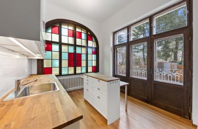 Mansão histórica à venda Währing, Viena, Die charmante Küche mit farbigen Bleiglas-Fenstern