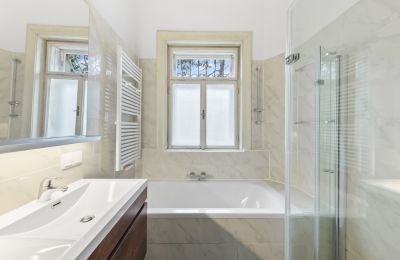 Mansão histórica à venda Währing, Viena, Das Tageslicht-Badezimmer