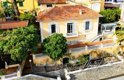 Imóveis históricos, Casa senhorial Martini em Taggia: Estilo liberty com vista para o mar e jardim histórico