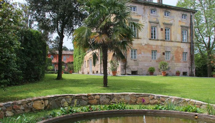 Propriedade histórica na Toscana perto de Lucca com anexos, capela, olivais e vinha