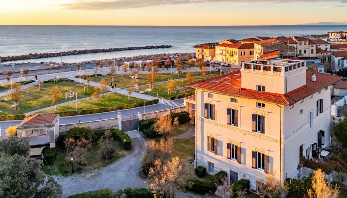 Palácio “Villa Bondi” com vista para o mar em Marina di Pisa