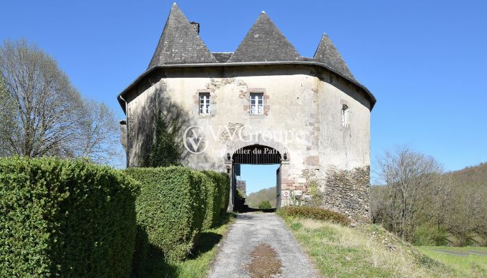 Castelo parcialmente restaurado na Corrèze, Nova Aquitânia