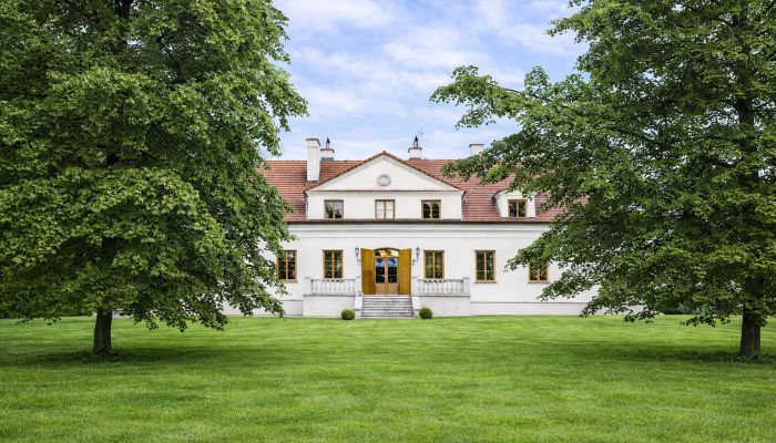 Casa senhorial reconstruída a norte de Varsóvia, 6 hectares de parque, edifícios auxiliares e lago