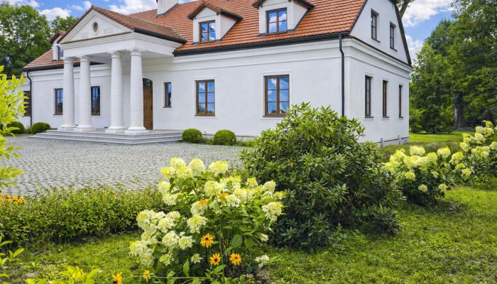 Casa senhorial reconstruída a norte de Varsóvia, 6 hectares de parque, edifícios auxiliares e lago
