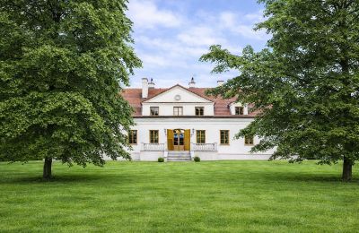 Imóveis históricos, Casa senhorial reconstruída a norte de Varsóvia, 6 hectares de parque, edifícios auxiliares e lago