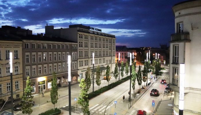 Apartamento de gaveto com mirante em edifício histórico – centro de Poznań, 80 m²