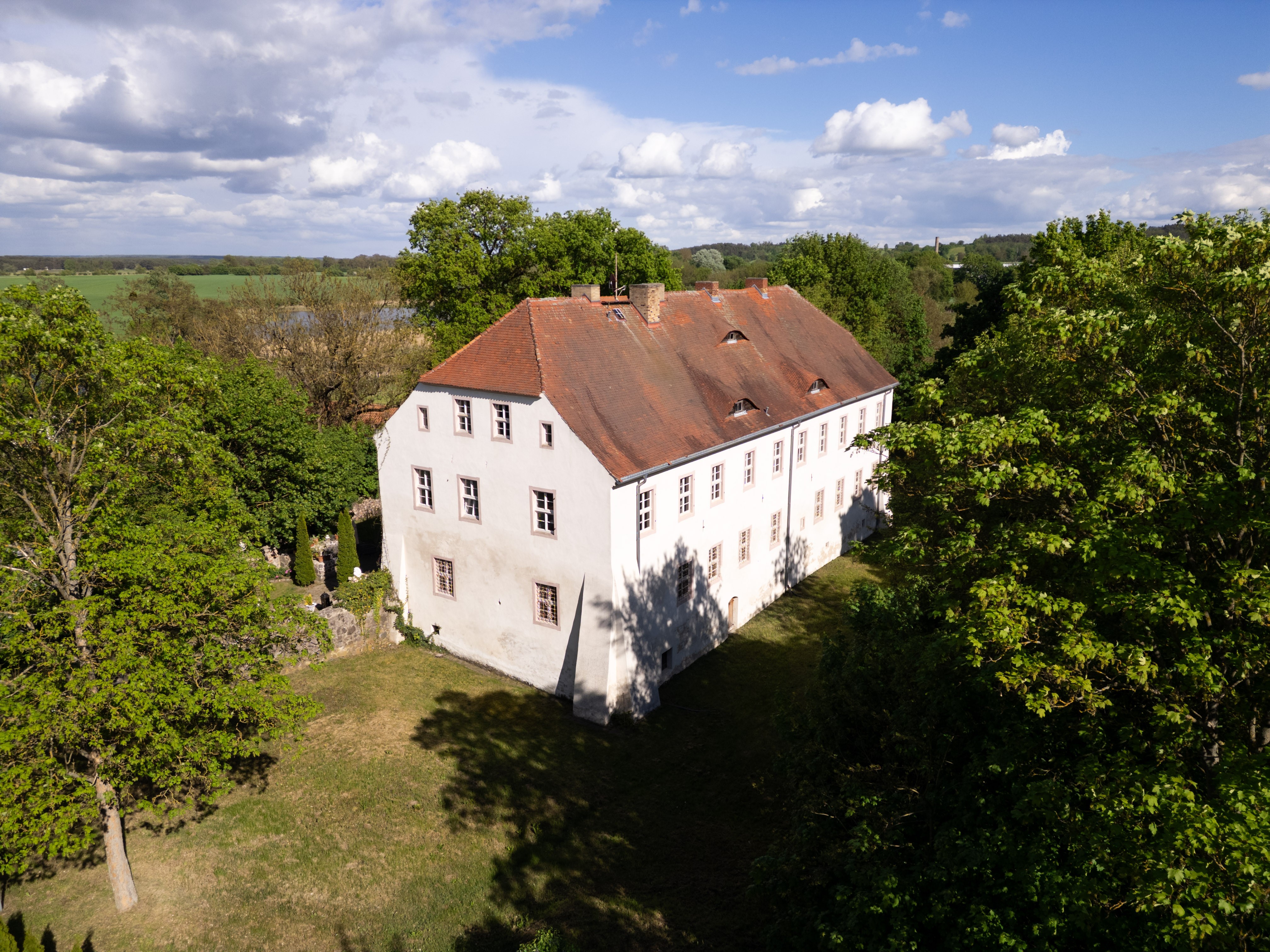 Fotos Castelo renascentista perto de Berlim com pequeno parque e capela