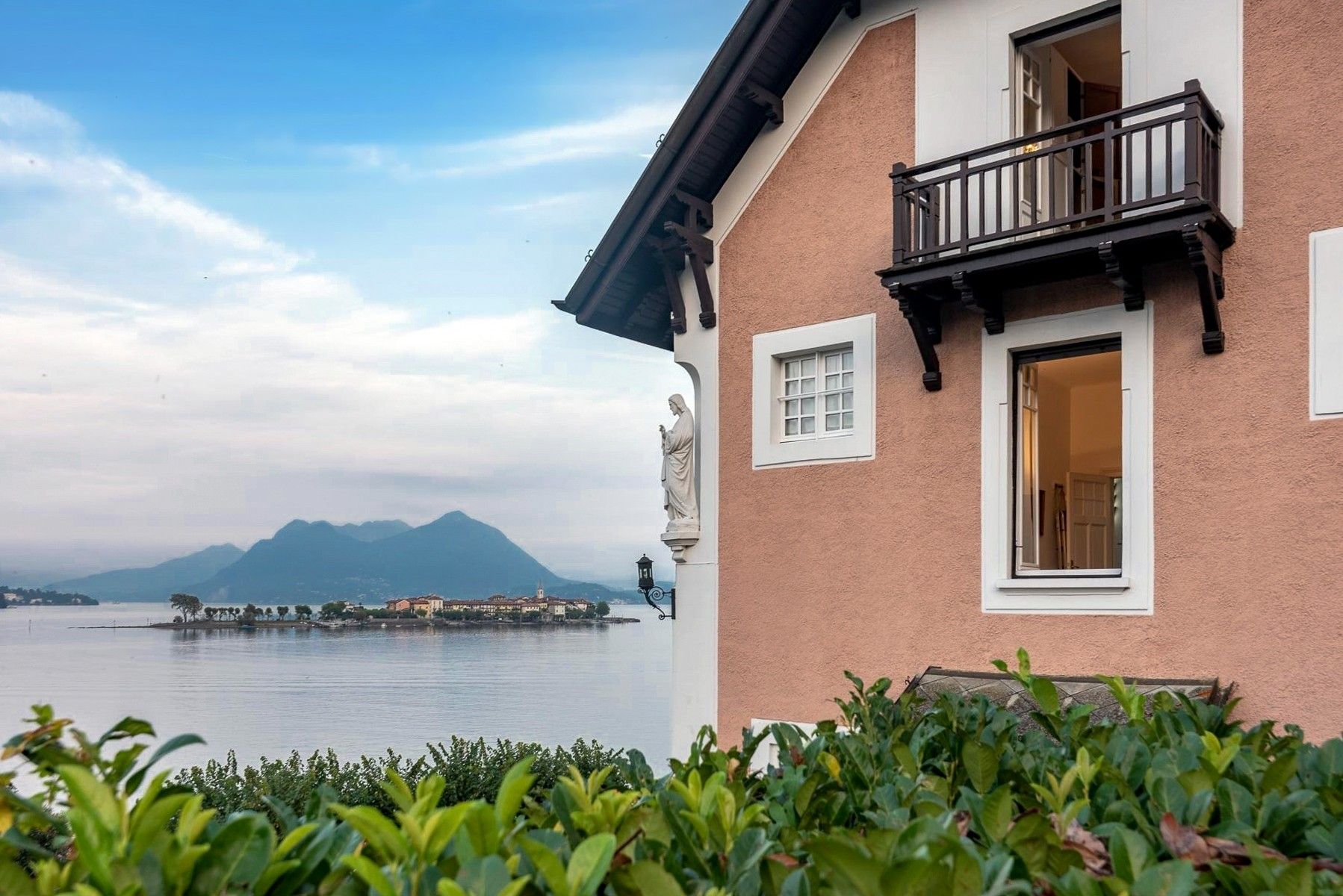 Fotos Villa histórica modernizada com vista para o Lago Maggiore e casa de hóspedes em estilo castelo