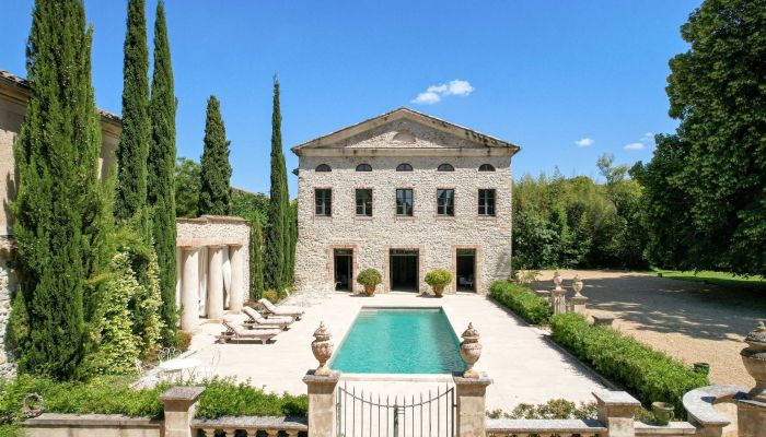 Castelo perto de Uzès com importantes elementos originais de vários séculos