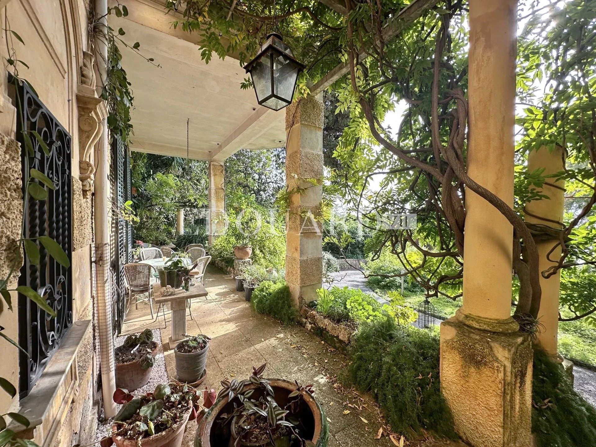 Fotos En exclusivité vaste quatre pièces avec terrasse couverte, spectaculaire jardin, belle vue mer et pa