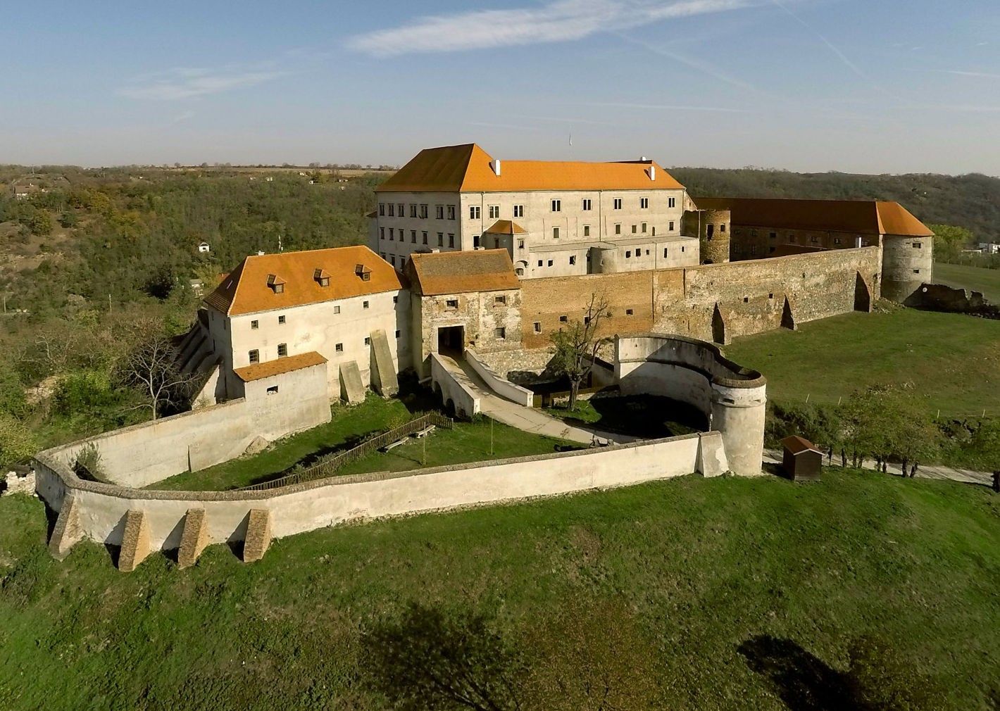 Fotos Castelo do século XII parcialmente renovado com 10 hectares perto de Brno