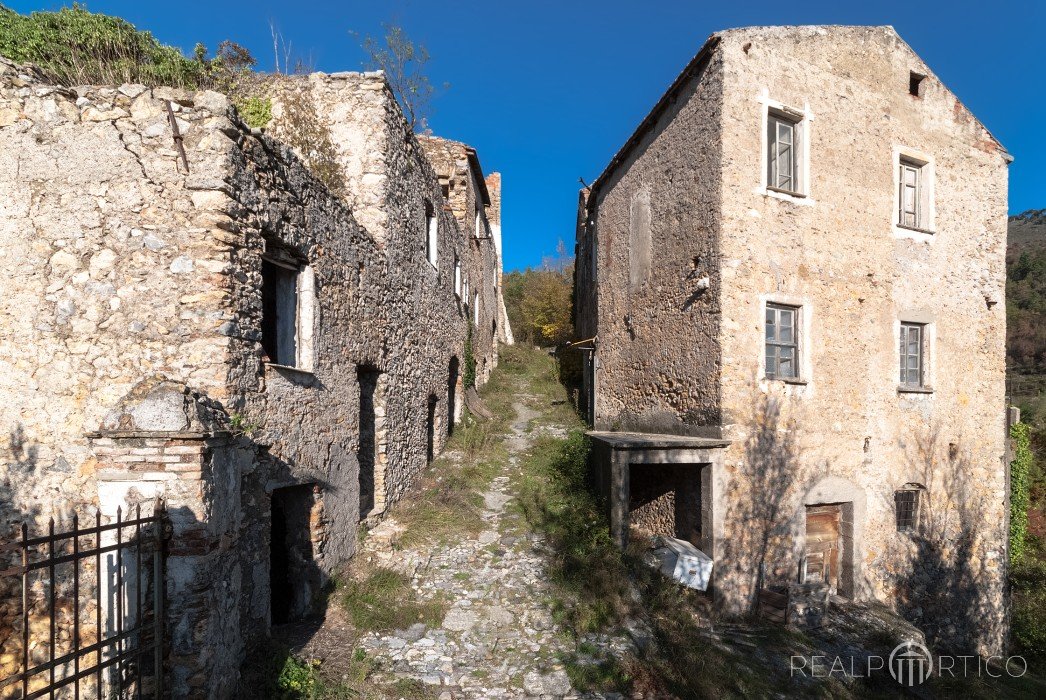 Häuserruinen eines alten Bergdorfs in Italien, Itália