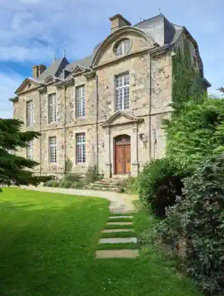 Château Encantado na Bretanha com Vista Maravilhosa e Potencial de Renda, França