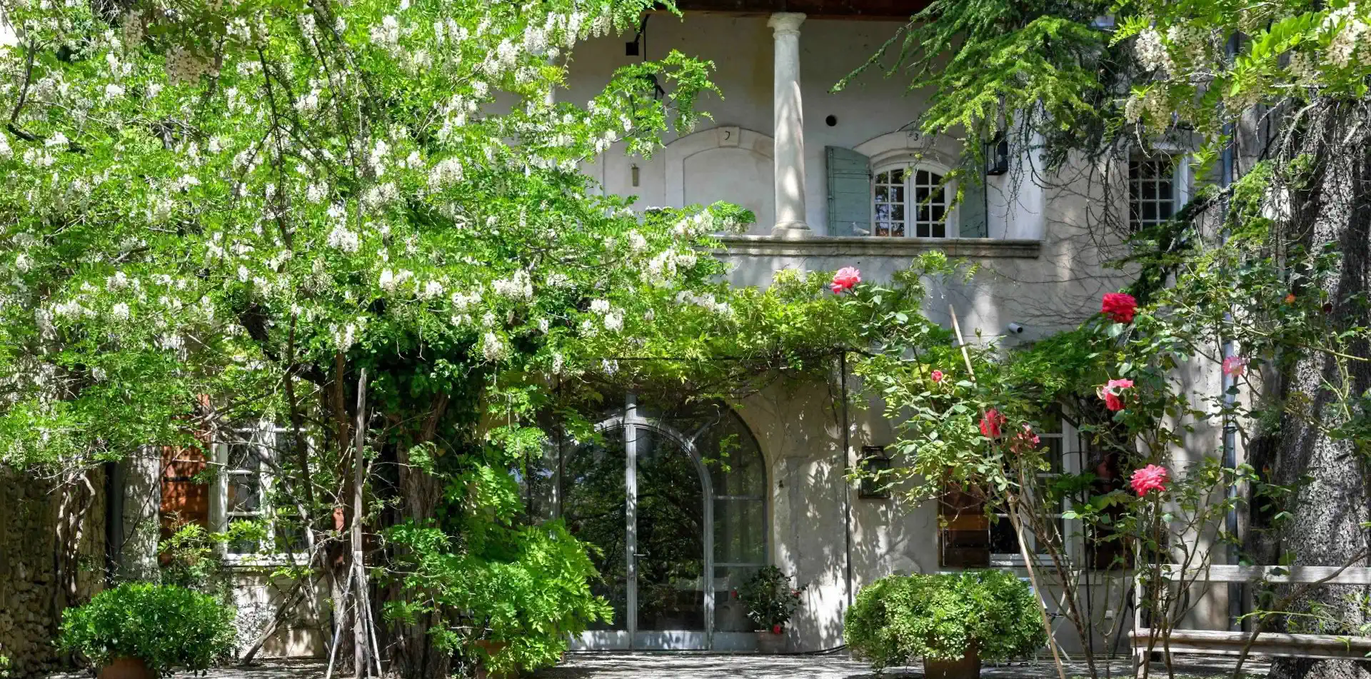 Propriedade histórica restaurada com elegância num vilarejo perto de Uzès, França