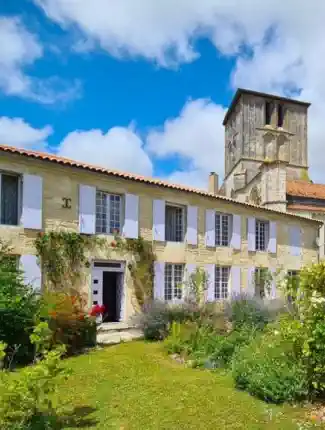 Propriedade templária renovada com anexos, Beauvais-sur-Matha, Nova Aquitânia
