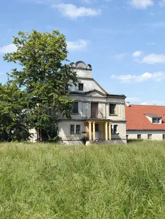 Casa senhorial parcialmente renovada com dependências e parque