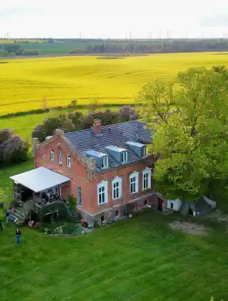 Propriedade histórica na Uckermark: imóvel isolado com quatro habitações e edifícios agrícolas