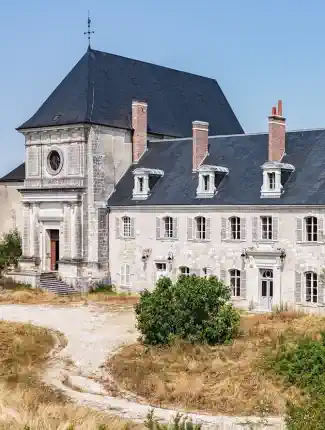 Antiga abadia com igreja e casa senhorial em 84 hectares, Vendôme, Centro-Val de Loire