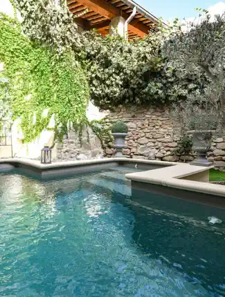 Casa em pedra restaurada com pátio e lago aquecido a 14 km de Uzès, Uzès, Occitânia