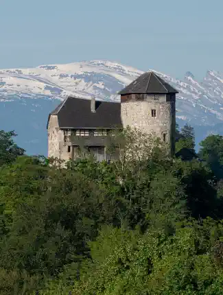 Castelo numa colina de Vorarlberg, perto da Suíça, com vistas panorâmicas