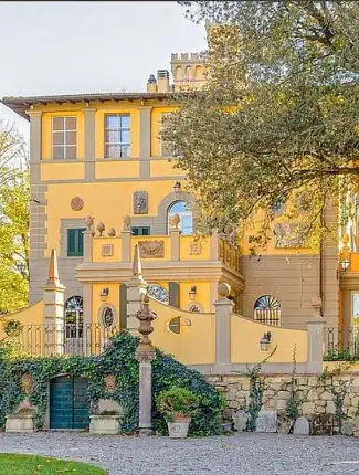 Palacio neorrenascentista com floresta e olival, Tripalle, Toscana