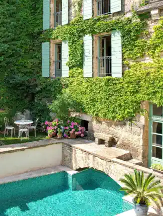 Residência burguesa perto de Uzès dos séculos XVI e XIX com jardim e piscina, Uzès, Occitânia
